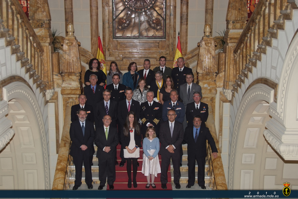 Foto de familia de las autoridades y premiados en la Escalera Monumental del Cuartel General de la Armada
